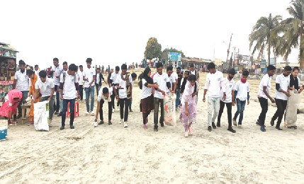 সৈকত পরিষ্কার করলো শতাধিক তরুণ-তরুণী